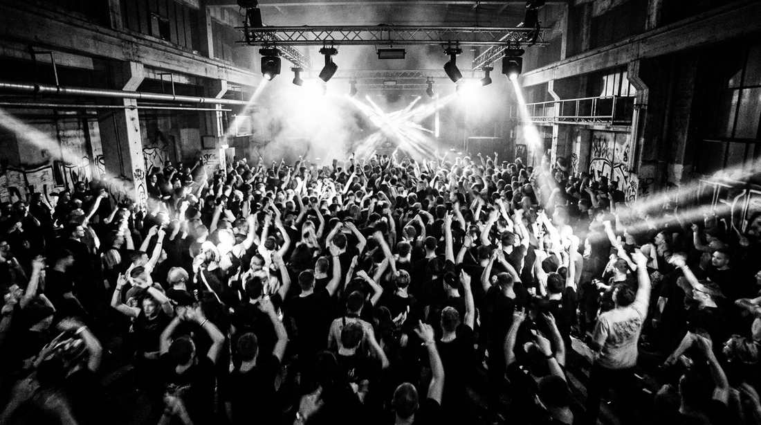 Dichte Menschenmenge bei einem Hard Techno Rave mit Stroboskoplicht