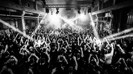 Dichte Menschenmenge bei einem Hard Techno Rave mit Stroboskoplicht